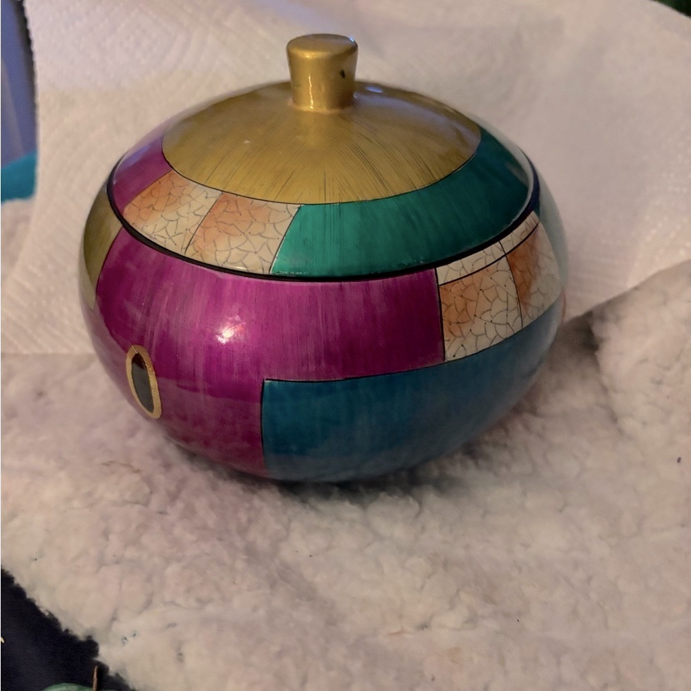 Colorful lacquerware round box,with vibrant handpainted geometric glossy finish.